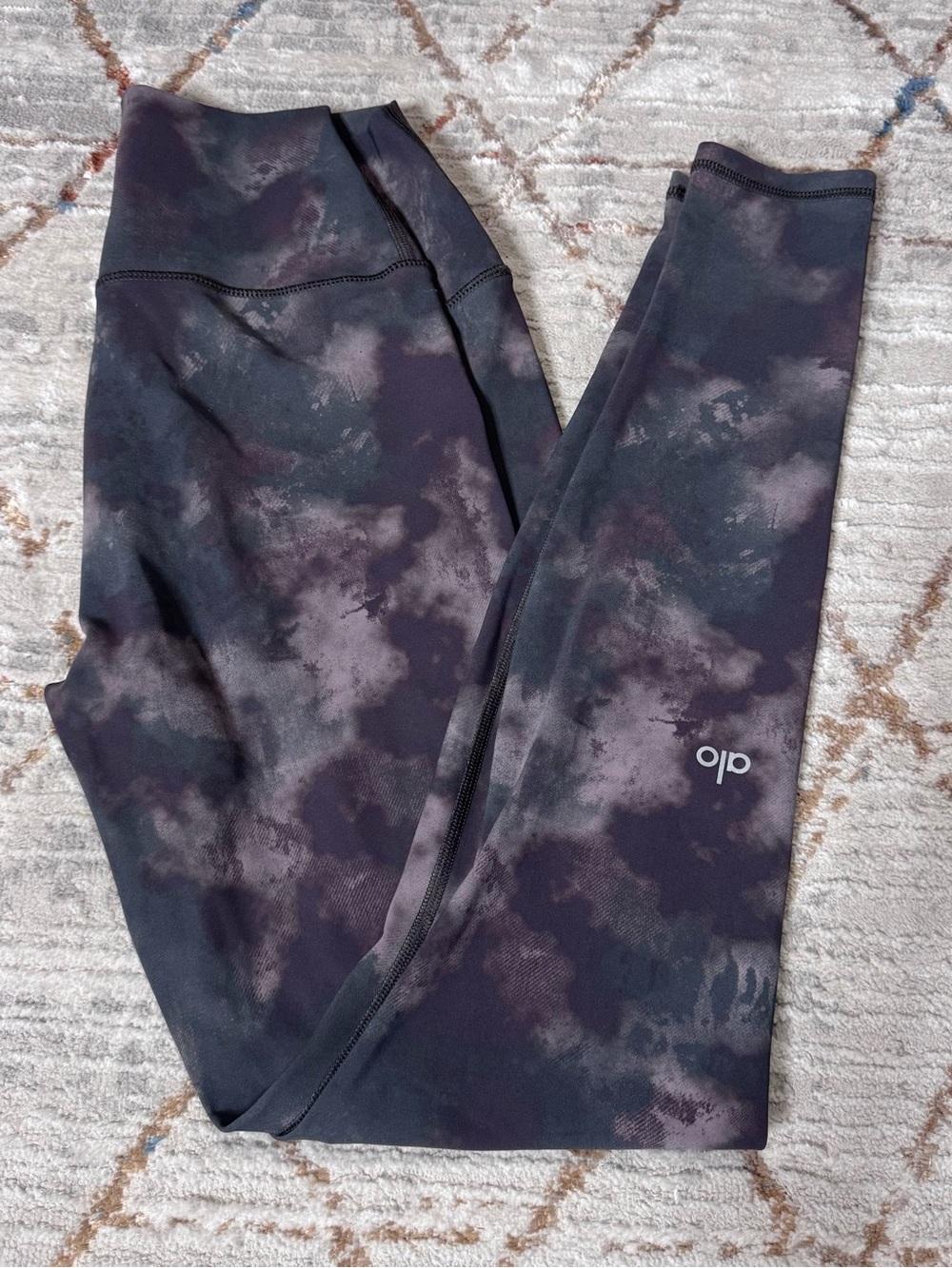 ALO Yoga Tie-Dye Leggings in Black and Gray